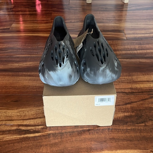 NEW w/ BOX Yeezy Foam Runner - Picture 5 of 6